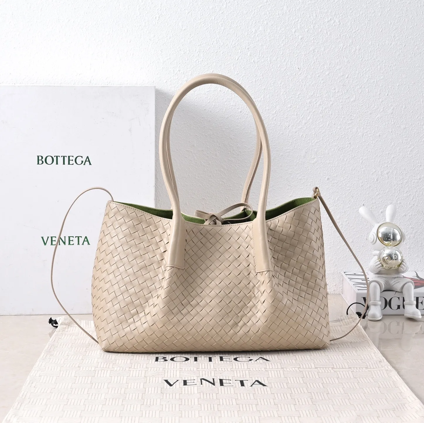 Batch 1860 Bv 2025 early spring series Pinacoteca medium tote handbag. The front is made of classic Intreccia woven cow leather. It is low-key and luxurious. The flip side is made of warm suede. It instantly switches to a lazy and casual style. It has a large interior capacity. It is no pressure to carry a computer for commuting. It is also thoughtfully matched with a small detachable bag. It is full of security. The woven texture is so delicate that you can't put it down. The highlight is that it is super versatile. Come and get your new bag😝 Model: 4371 Size: 34*20*14cm